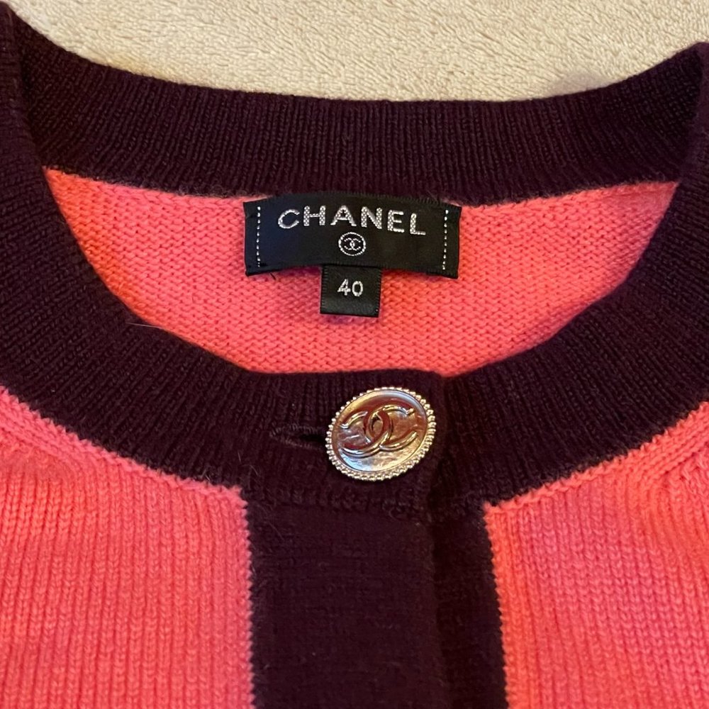 ❌SOLD❌ CHANEL 100% Cashmere Two-Tone CC Button Cardigan (fits S/M) - Picture 4 of 15